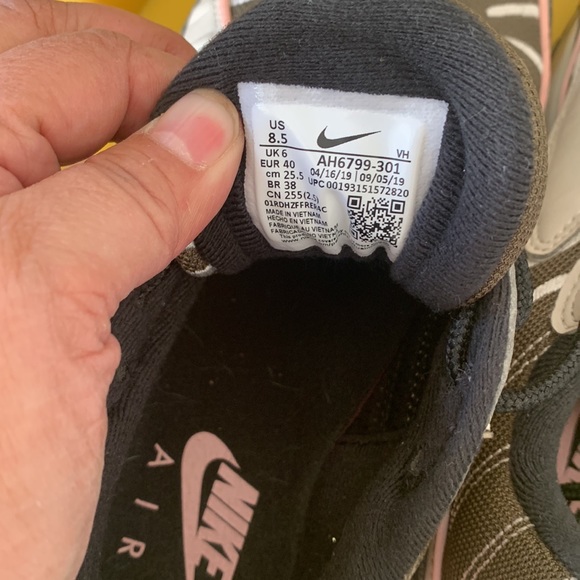 Nike airmaxs pink stripe, white, silver and black. - Picture 4 of 4